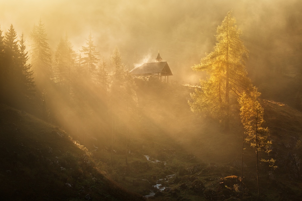 Alpine church in the morning fog von Daniel Rericha