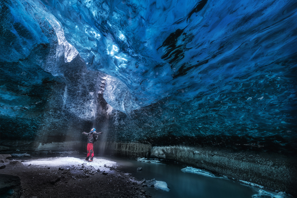 Ice cave von David Martín Castán