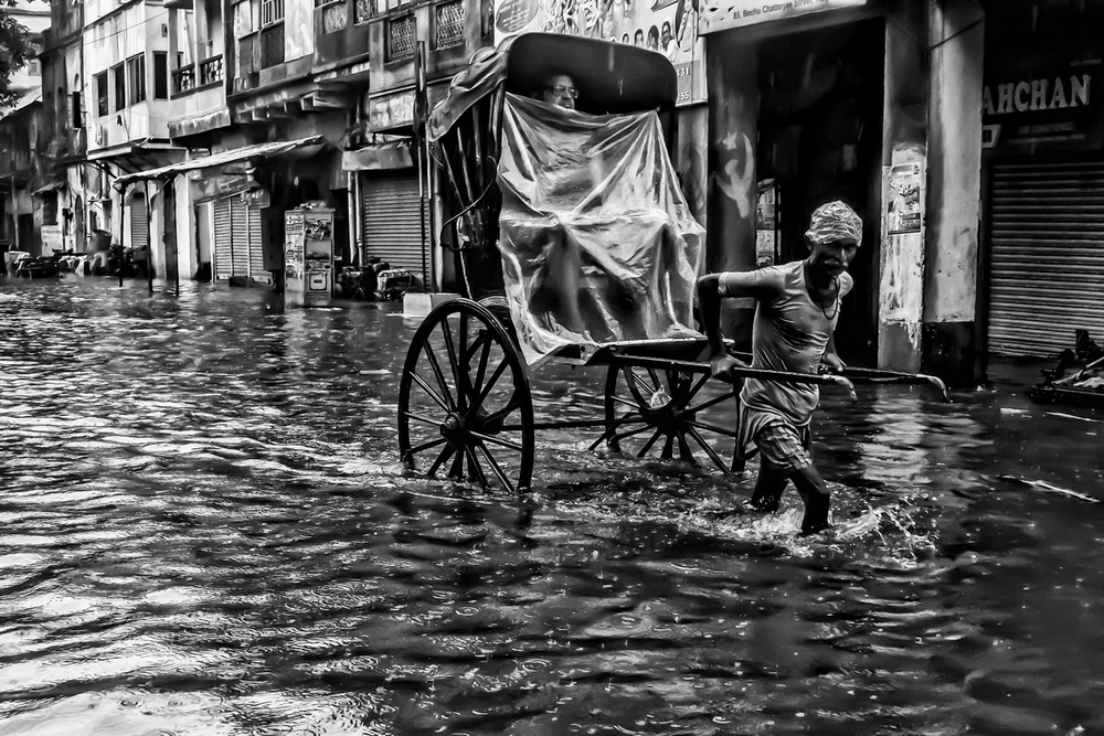 City Life in Rains von Debarshi Mukherjee