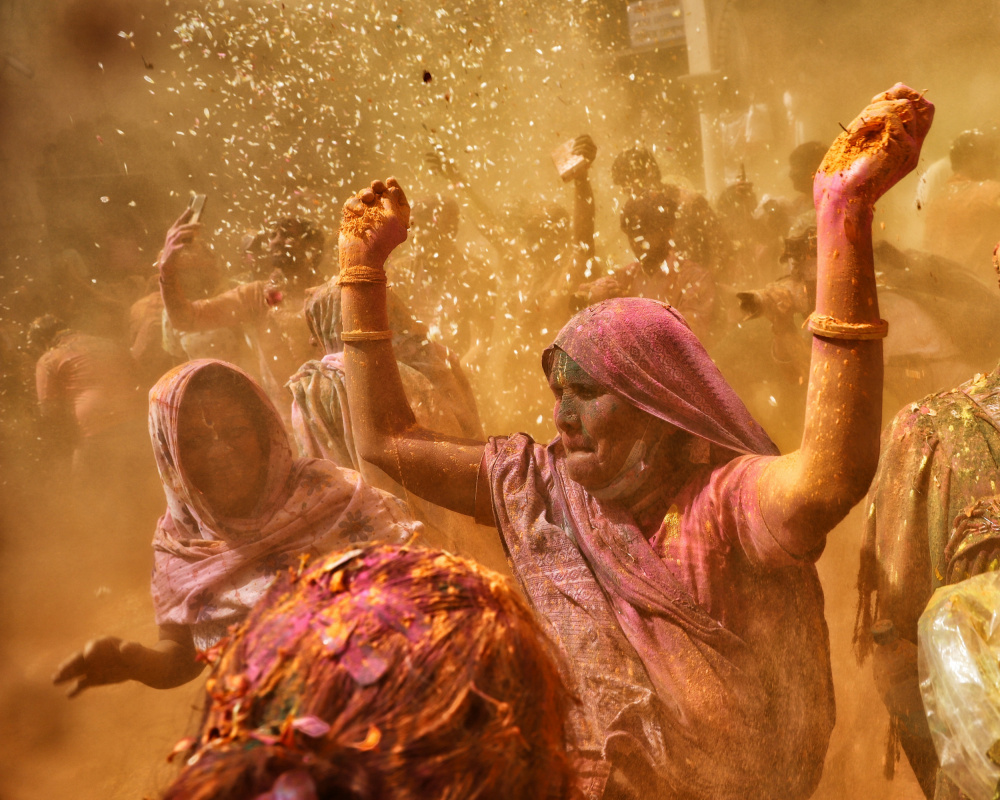 Widow Holi, Celebration beyond Colours von Debratna Ghosh