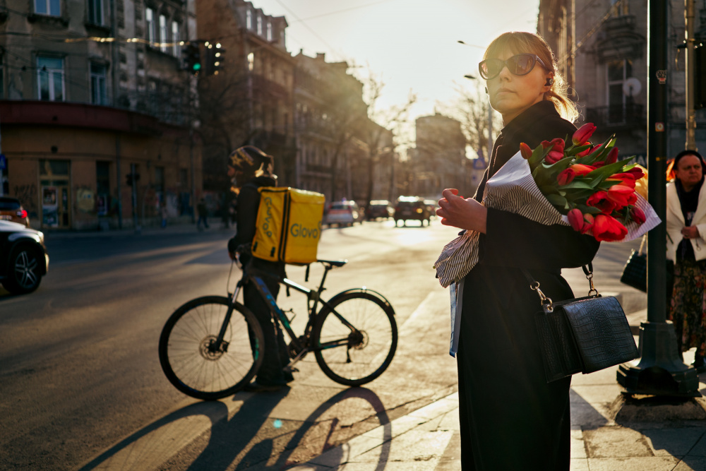 Lady with tulips at sunset von Denis Malciu