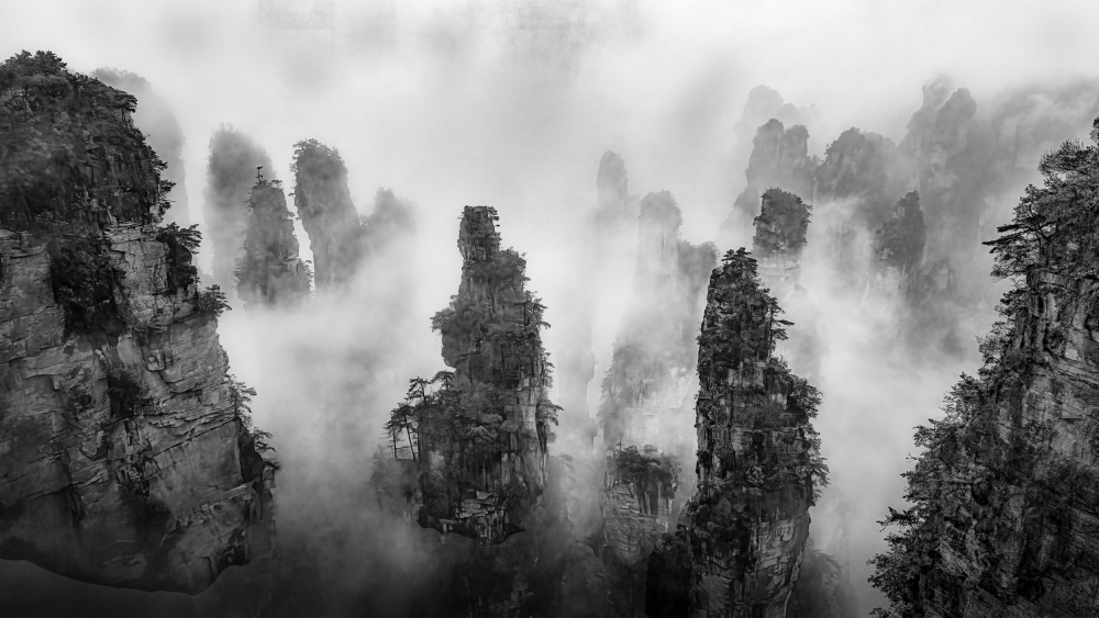 Mountain peaks towering into the sky von Dennis Zhang