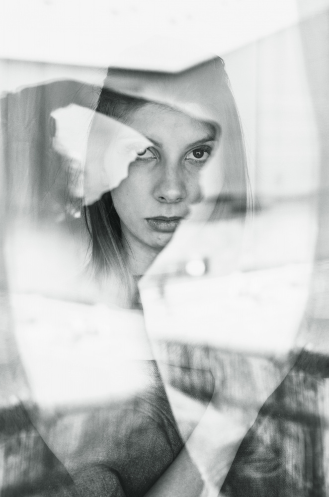 the girl behind the window von Desislava Ignatova