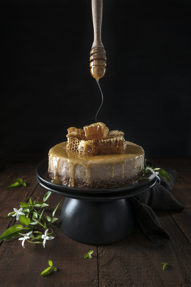 Baklava cheesecake and honey comb von Diana Popescu