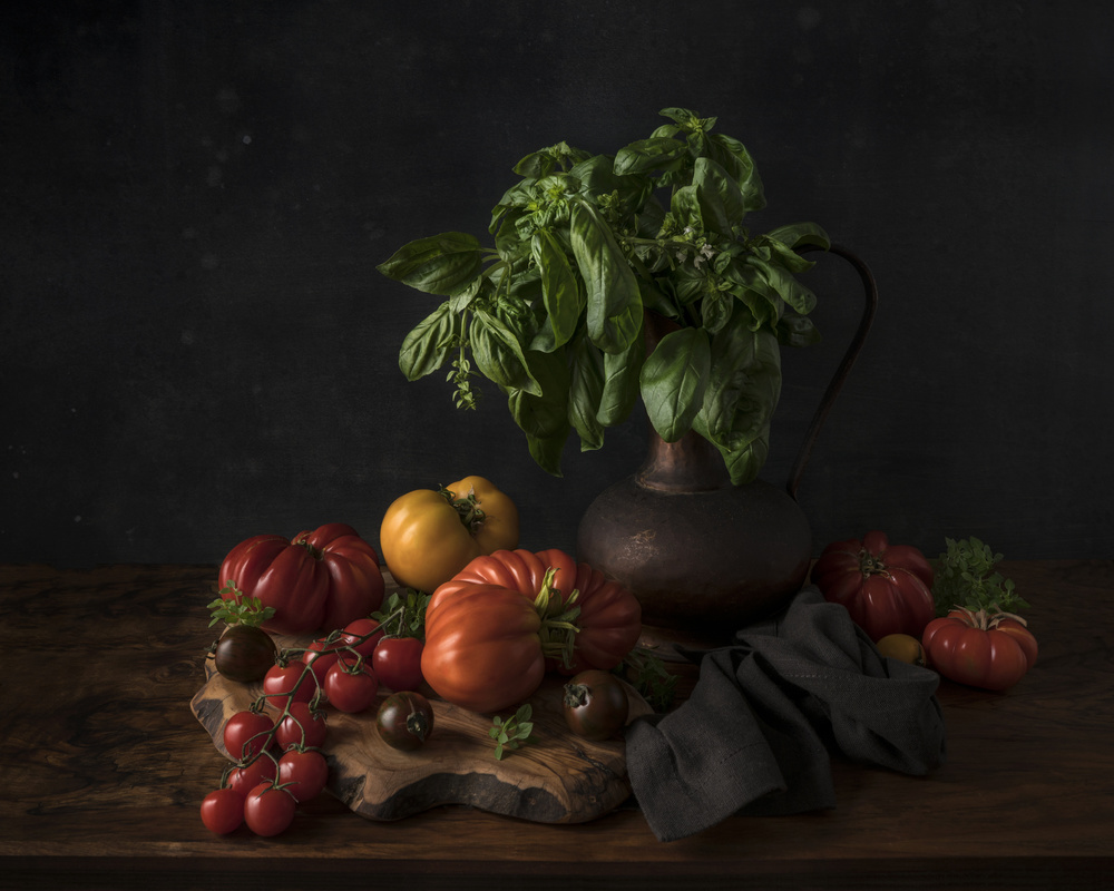 Still life with tomatoes and basil von Diana Popescu