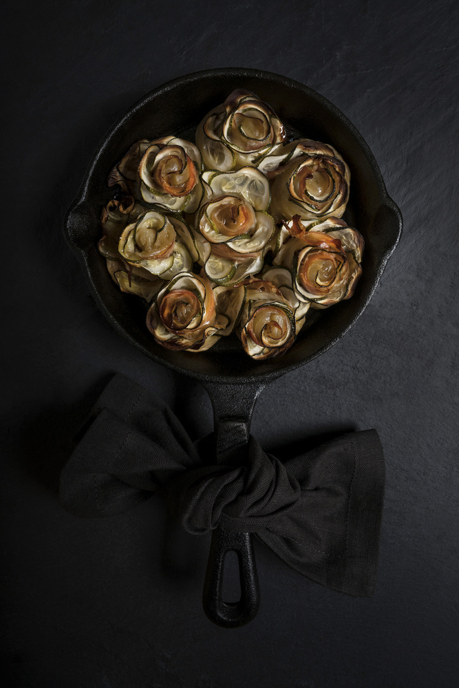 Zucchini and prosciutto roses von Diana Popescu