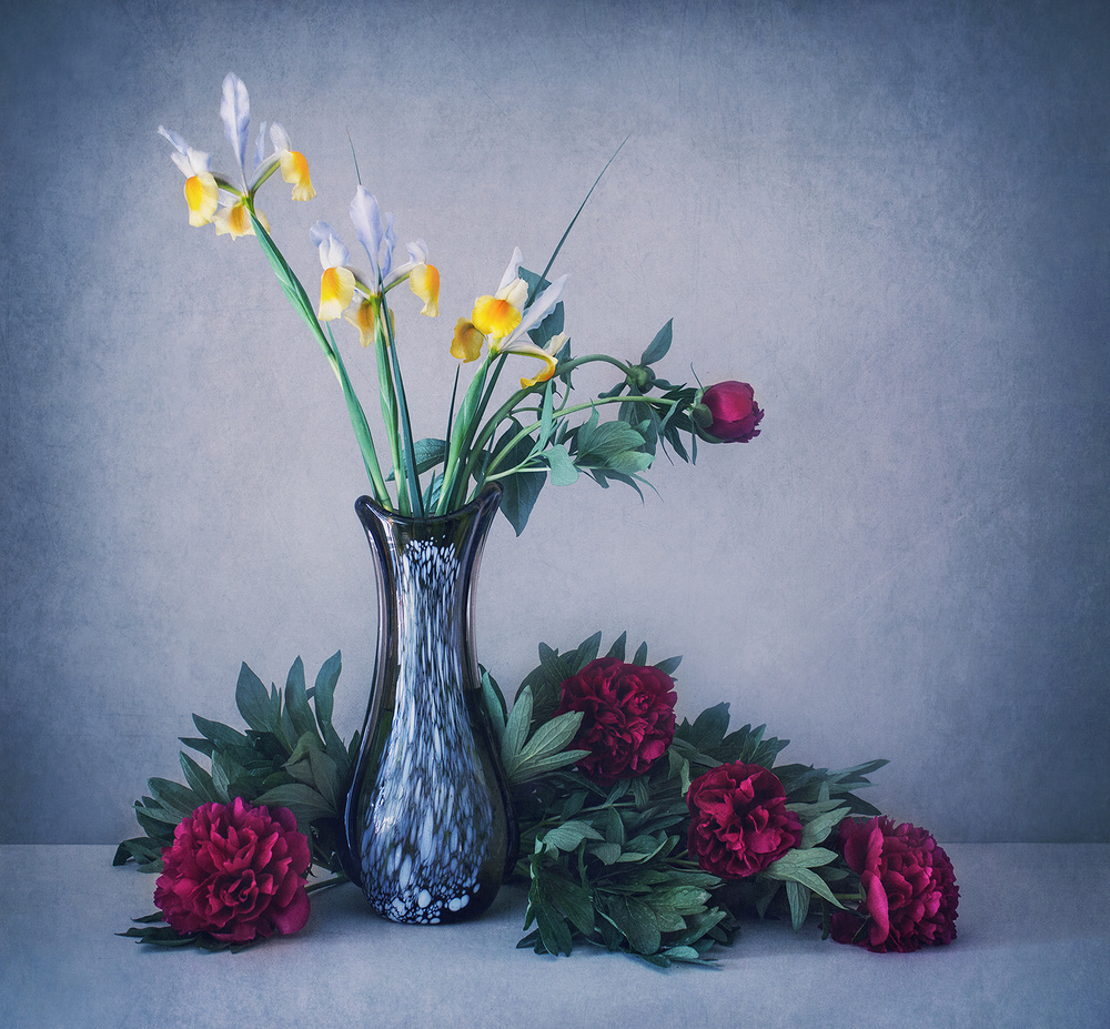 Still life with irises and peonies von Dimitar Lazarov - Dim