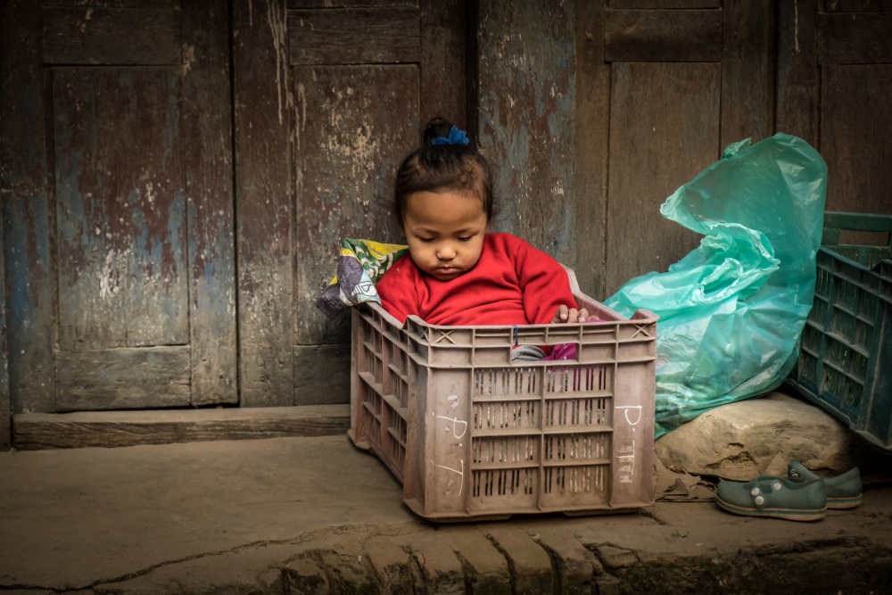 Babysitting in the market at Bhaktapur, Nepal von Doron Margulies