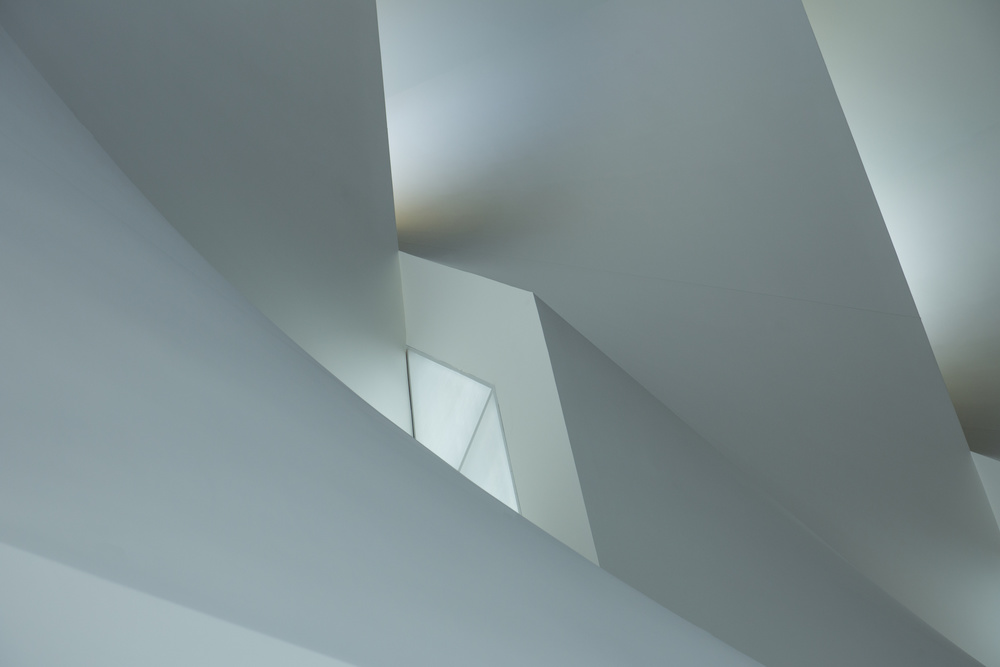 Minimalistic play of lines and light von Dr. Roland Shainidze