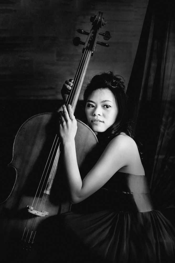 Female cellist von Eiji Yamamoto