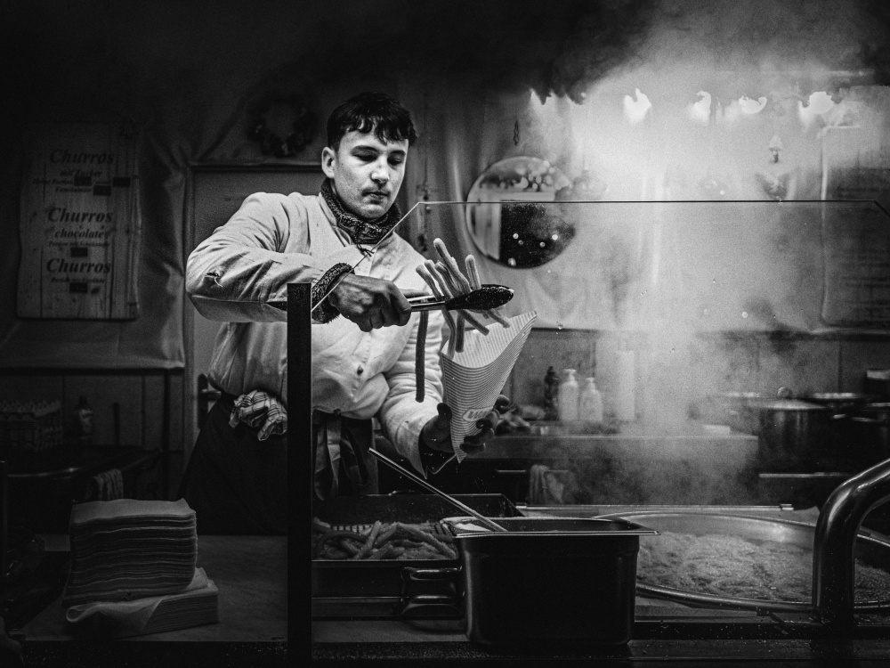 Churros stand with steam at night von Eiji Yamamoto