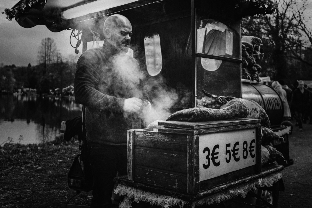 Hot roasted chestnut street vendor von Eiji Yamamoto