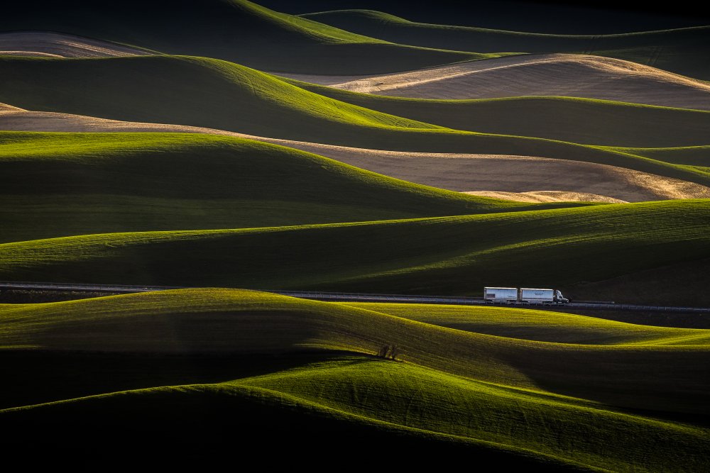 Truck Surfing on Emerald Waves von Eileen Tan