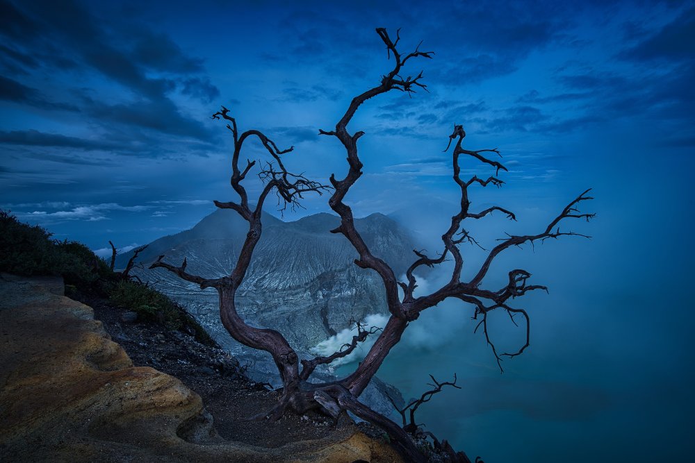 Blue hour in Ijen Crater - Banyuwangi von EindriSaidMarcos