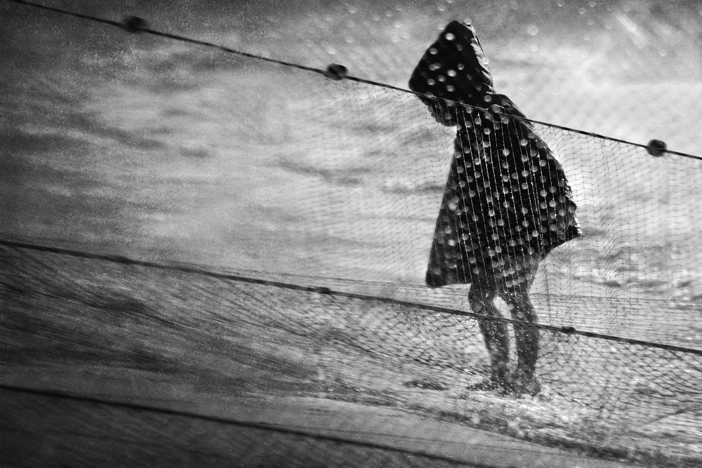 Rainy child at the sea von Ekkachai Khemkum