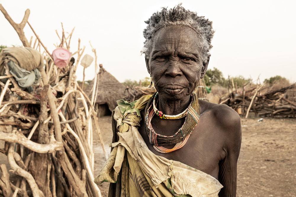 elder woman at a Toposa village von Elena Molina