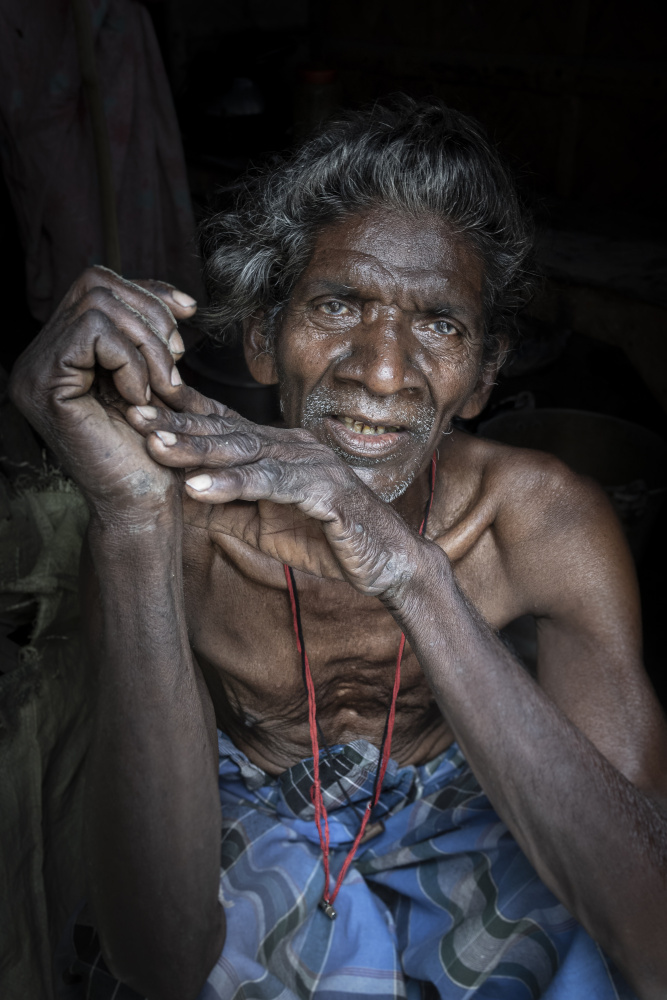 elder in a village at the outskirts of Kolkata, India von Elena Molina