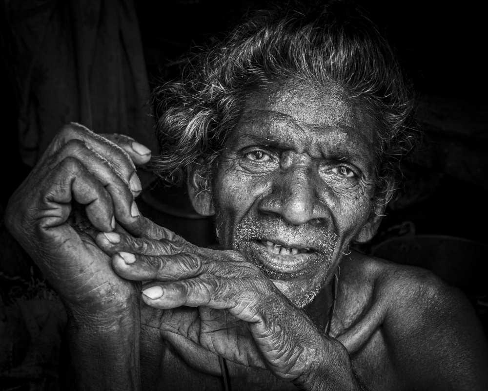 elder at a small village in the outskirts of Kolkata von Elena Molina