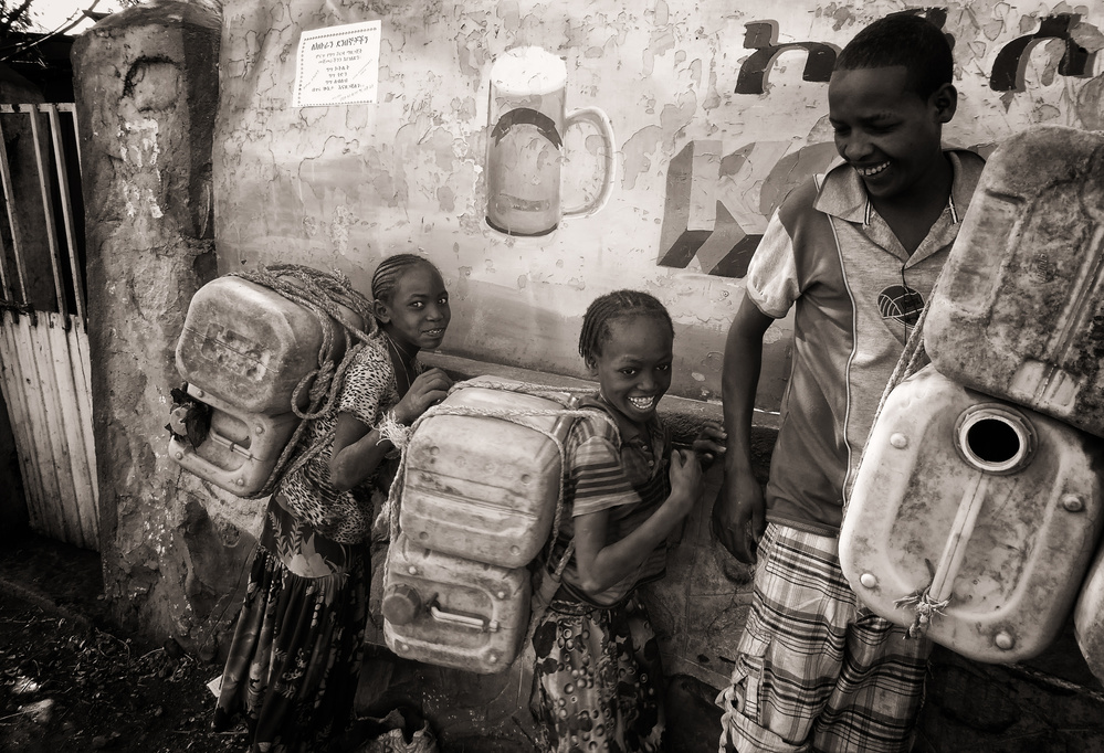 Ethiopia, in the way to collect water (black &amp; white version) von Elena Molina