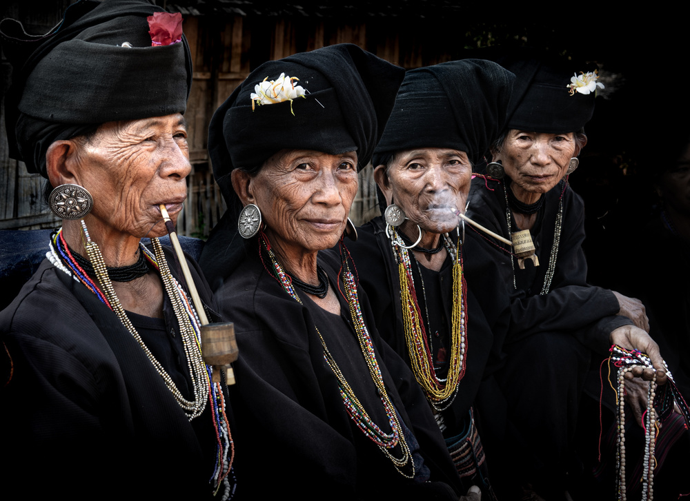 Akhu women at Wan Sai, Myanmar-8221 von Elena Molina