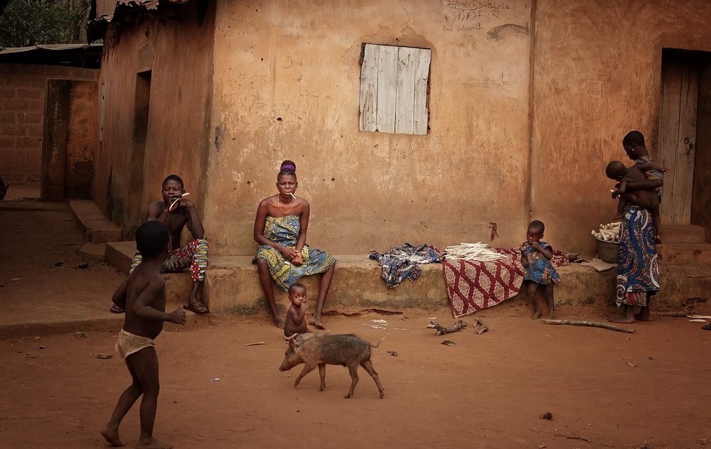 Daily life, nobody care... (Benin) von Elena Molina