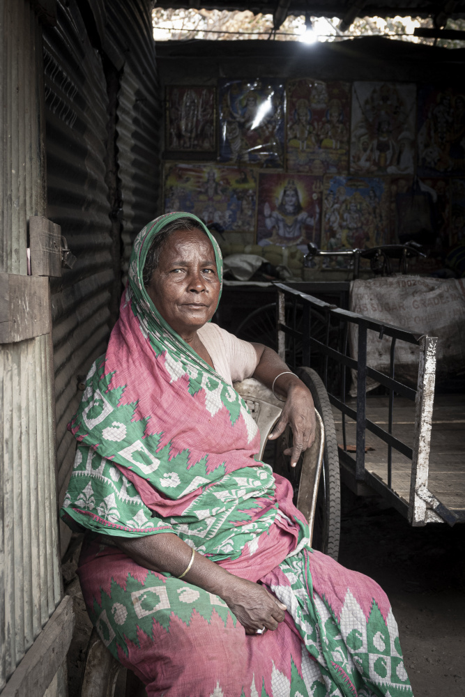 at the door of her house, Mallick Ghat, Kolkata von Elena Molina