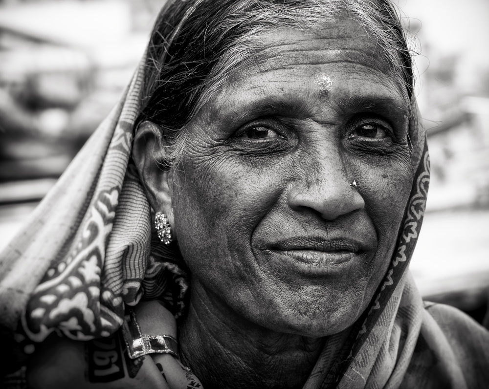 visiting Varanasi (bnw) von Elena Molina