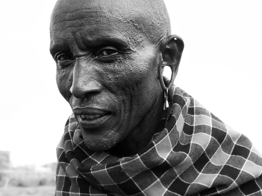 the gaze of a masai man, Kenya von Elena Molina