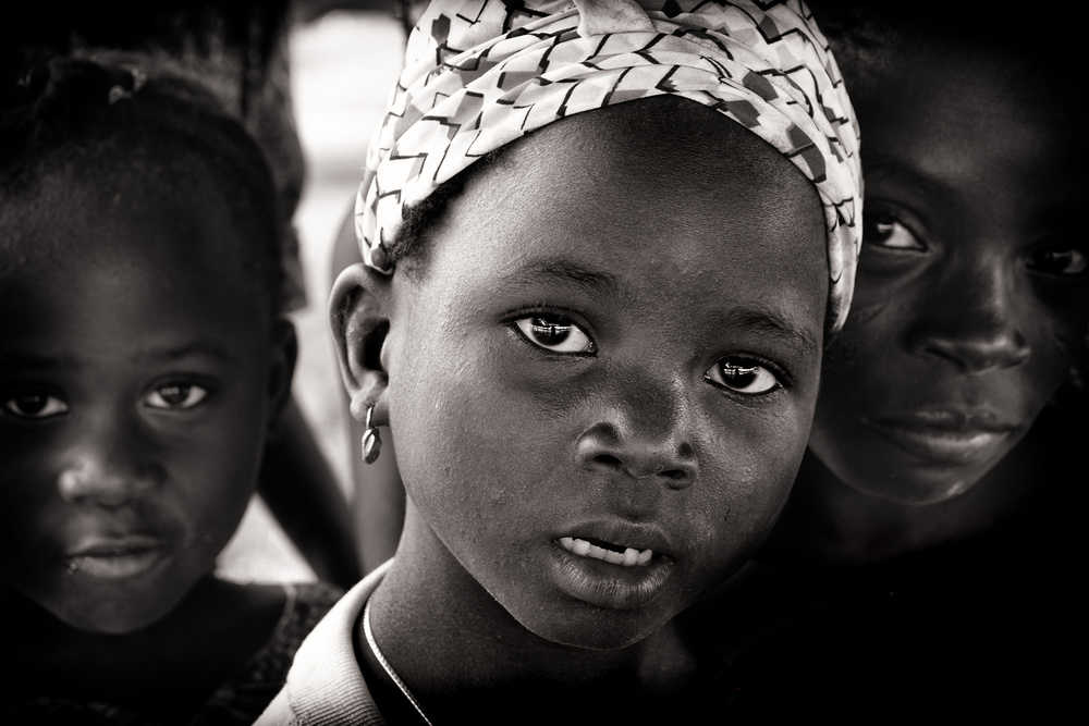 Three kids, Benin von Elena Molina