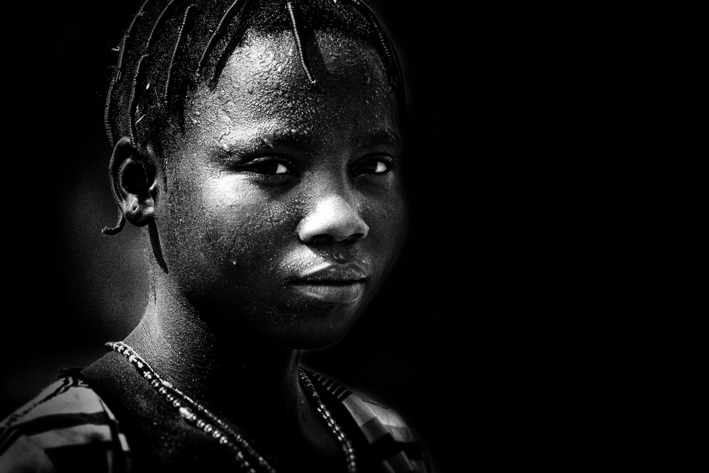 an intense gaze (cotton collector woman, Benin) von Elena Molina