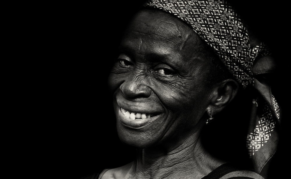 A smile in the market, Benin von Elena Molina