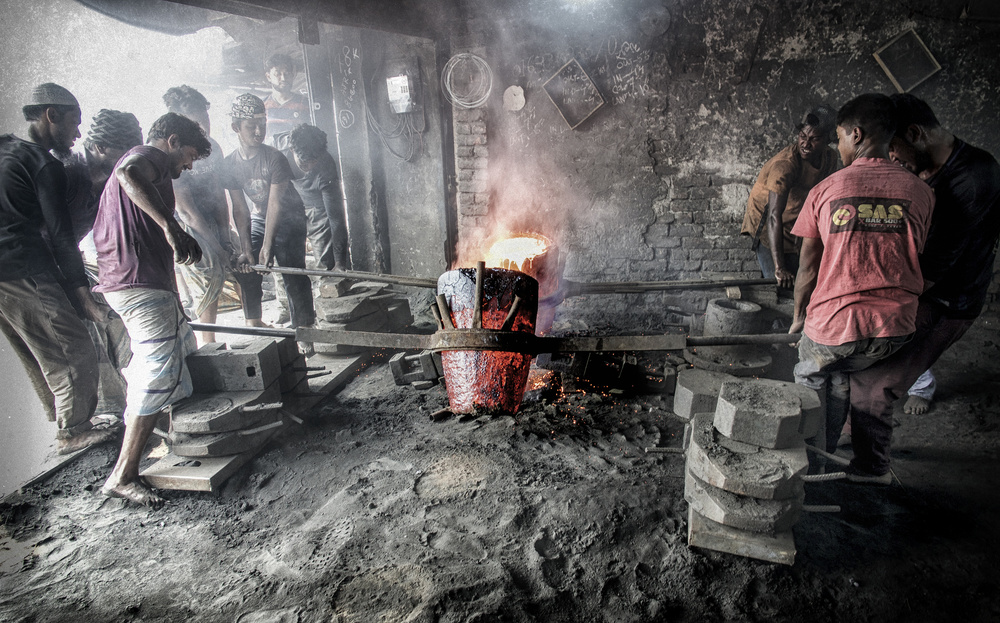 working at Char Kaliganj shipyard von Elena Molina