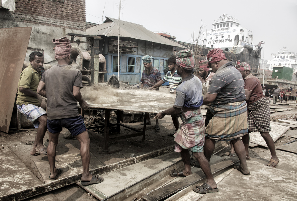 working at Char Kaliganj shipyard von Elena Molina