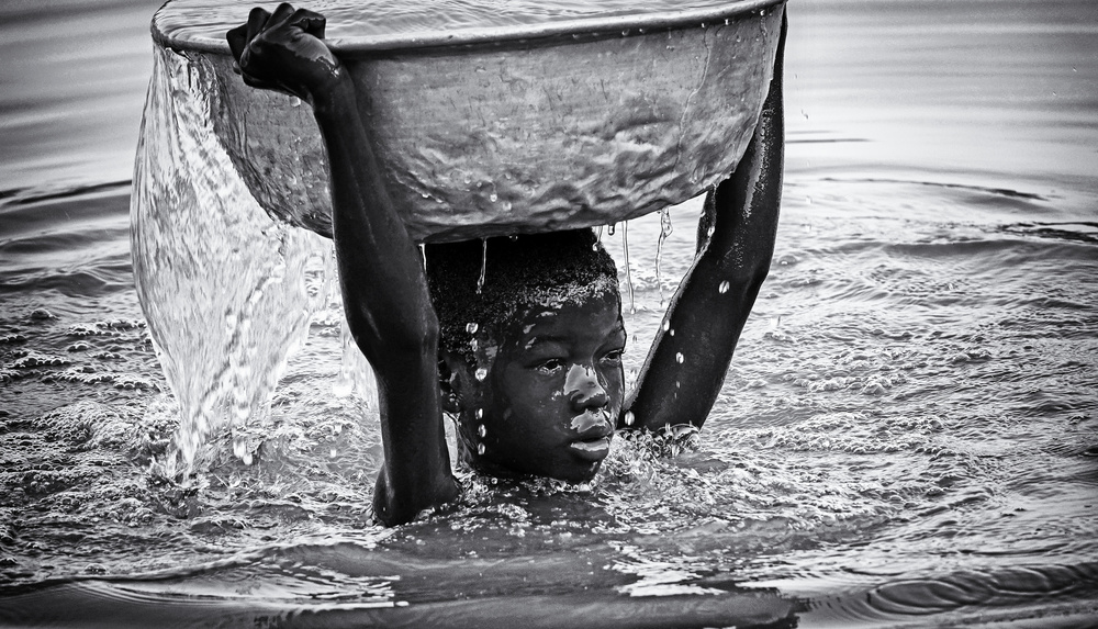 Fulfilling his commitment to provide water home von Elena Molina