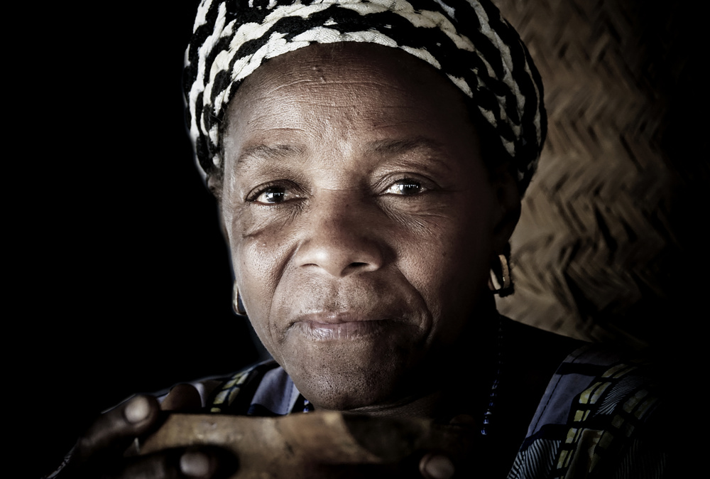 woman at Guinea Bissau von Elena Molina