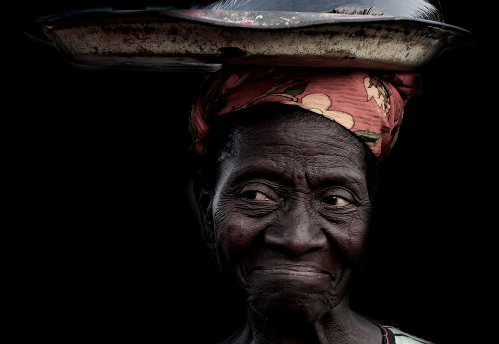 Woman selling at the market, Benin von Elena Molina