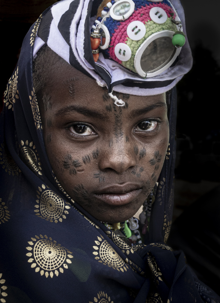 fulani girl at Niergui refugee camp, Tchad von Elena Molina