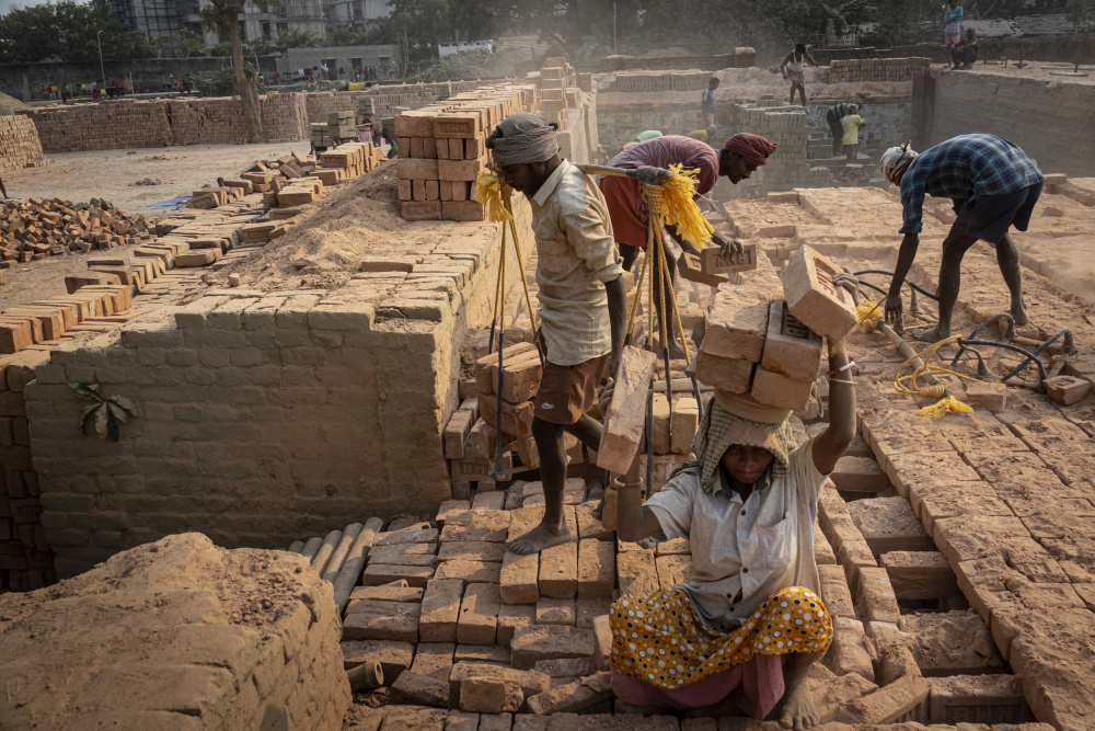 hard work at a brickyard, Kolkata von Elena Molina