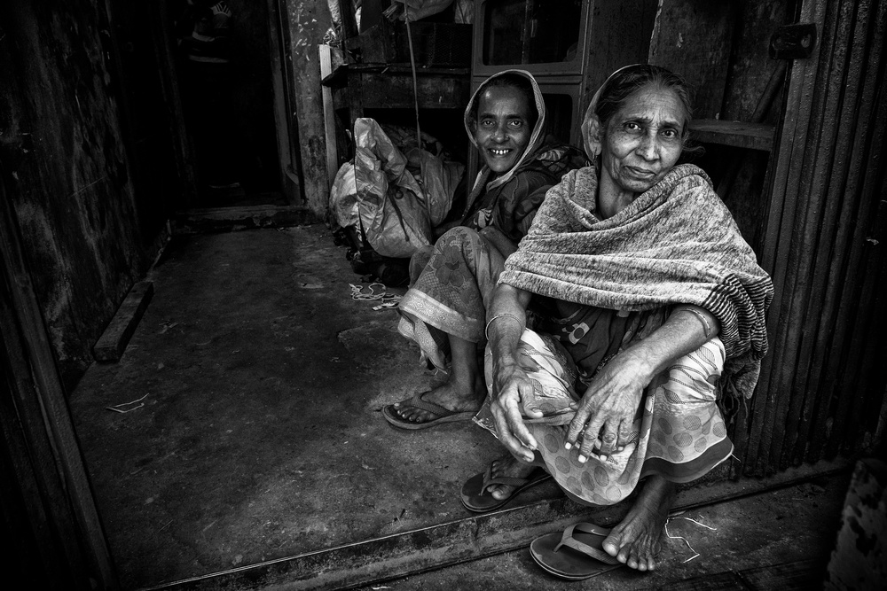 in the streets of Dhaka (bnw version) von Elena Molina