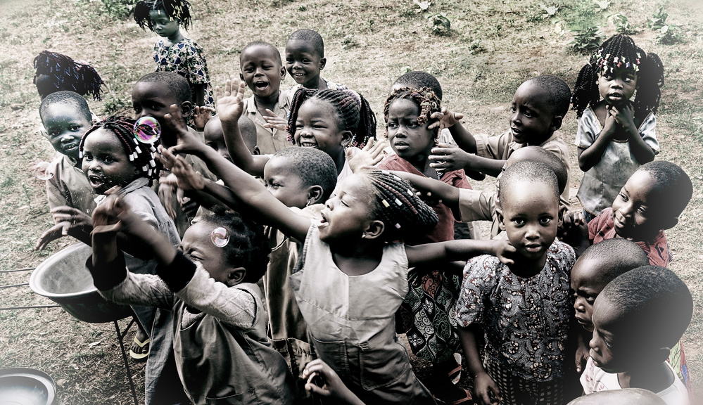 Hunting the iridescent bubbles (Benin) v2 von Elena Molina