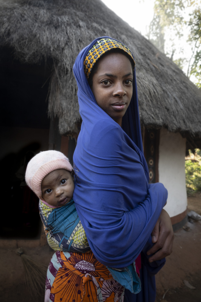 young mum with her child at Idool palace, Cameroon von Elena Molina