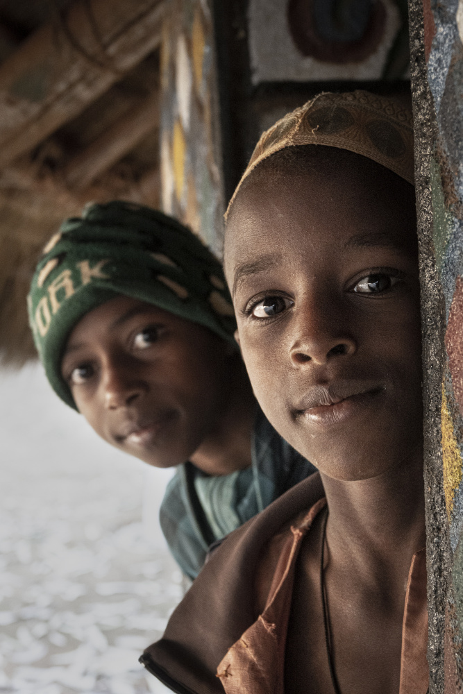 children at Idool palace, Northern Cameroon von Elena Molina