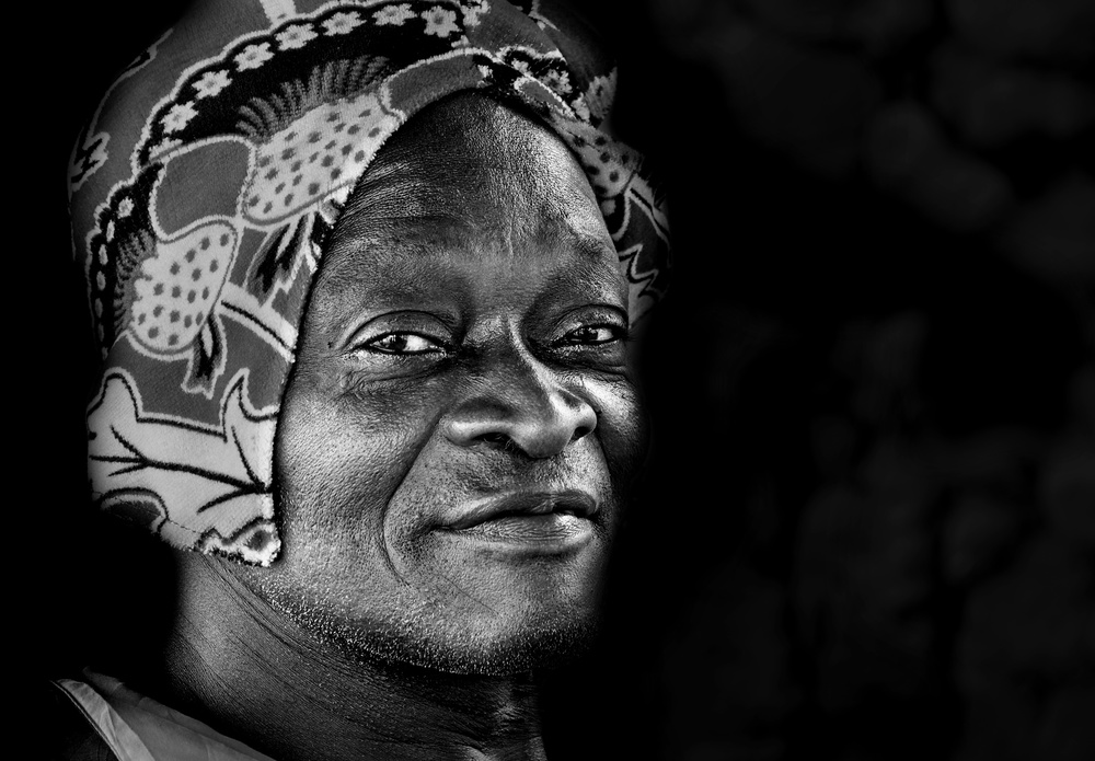 Man with hat - Benin von Elena Molina