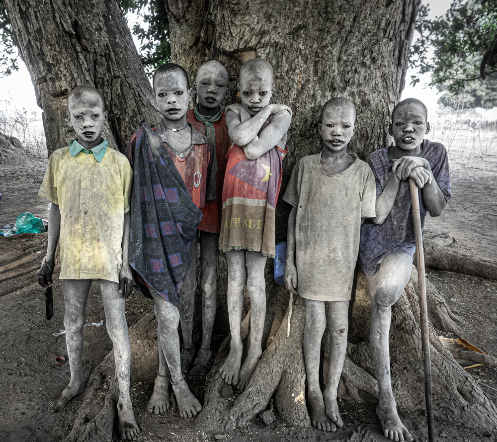 Mundari children, the nomadic herders of the White Nile von Elena Molina