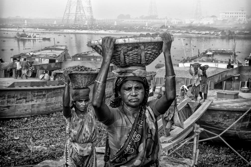 sand transporters at Buriganga riverbank von Elena Molina