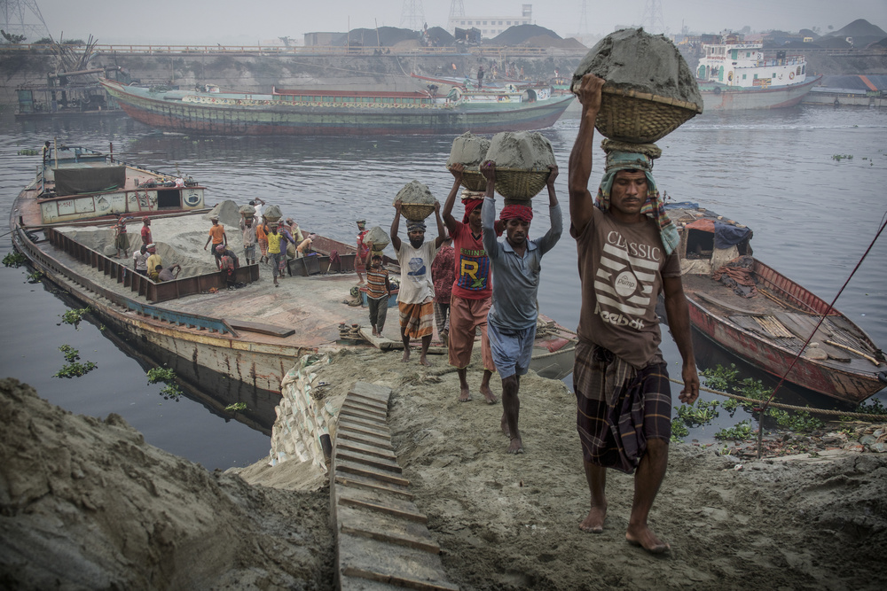 sand transporters at Buriganga riverbank von Elena Molina