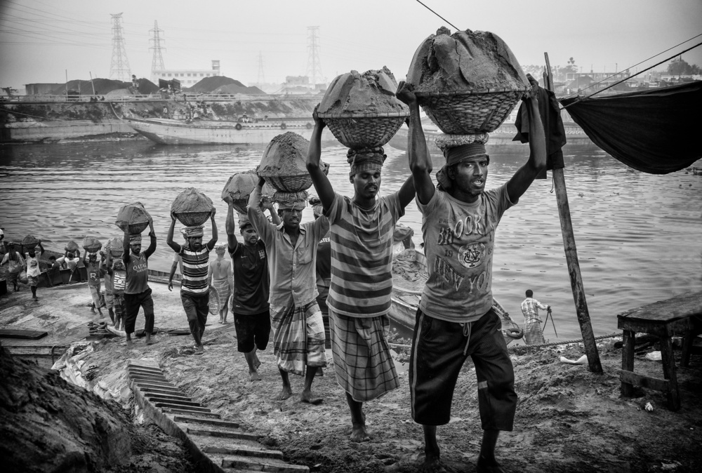 sand transporters at Buriganga riverbank (b&amp;w version) von Elena Molina