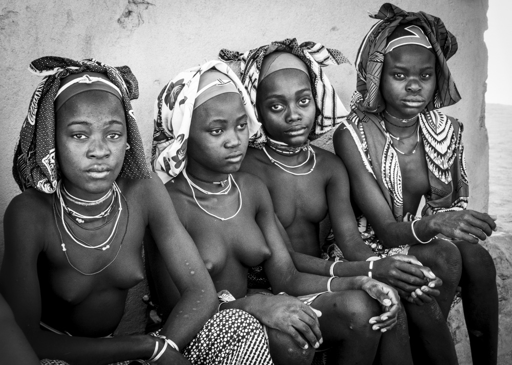 Mucubal girls at Virei, southern Angola (bnw) von Elena Molina