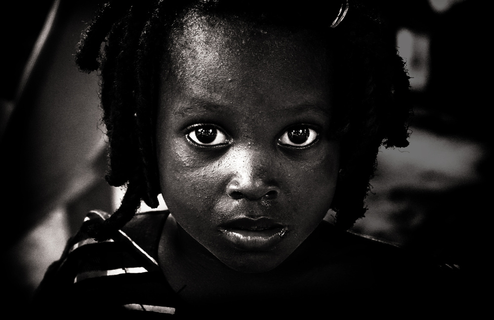 An expectant gaze (Benin) b&amp;w version von Elena Molina