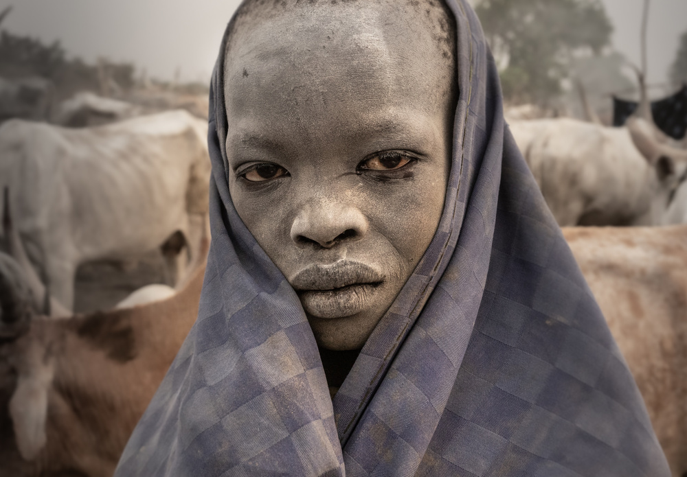 very early in the morning at a mundari camp von Elena Molina